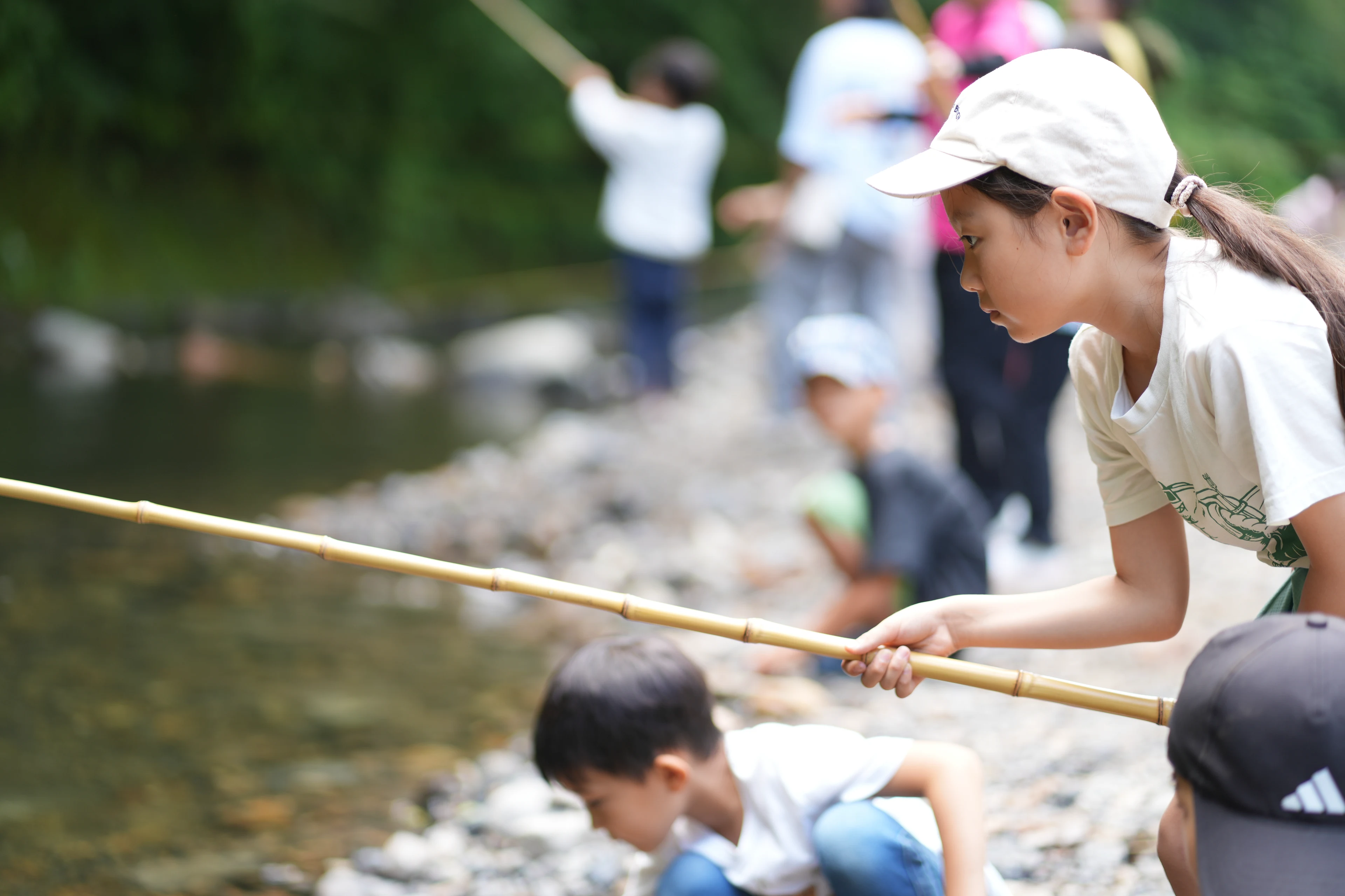 川釣りに集中するコゥ・ラーナー
