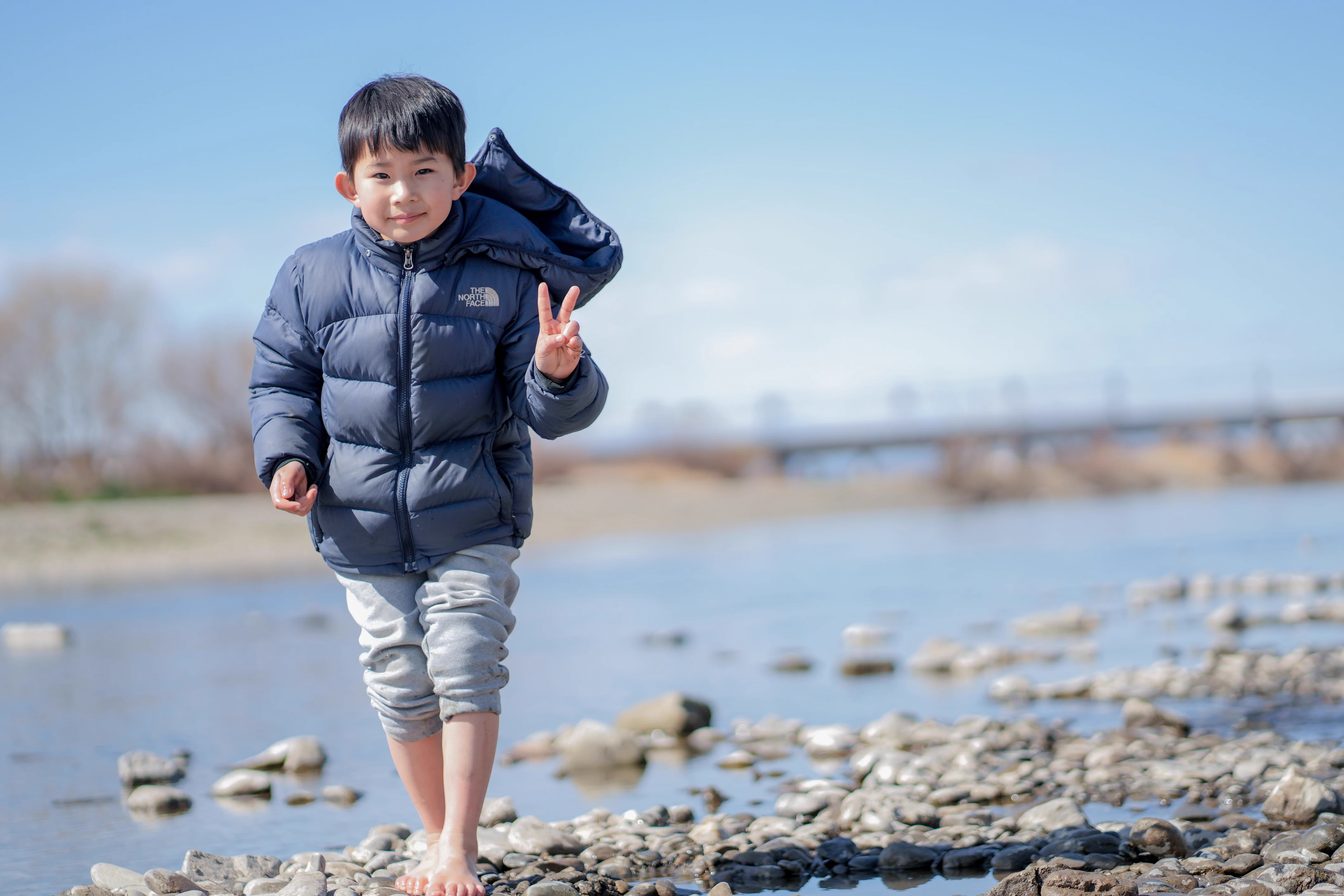 河原を歩くコゥ・ラーナー