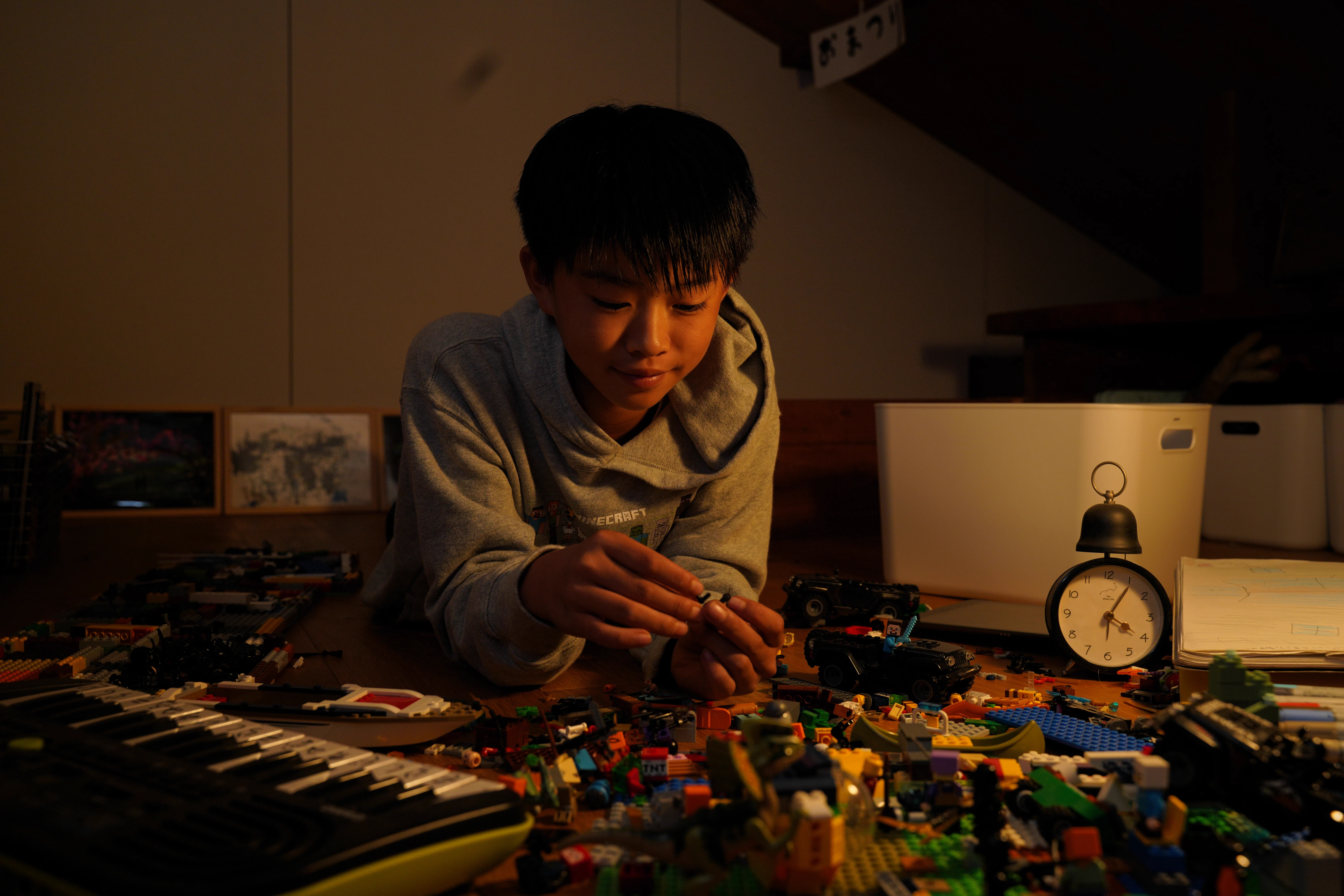 夜にレゴを組み立てるコゥ・ラーナー